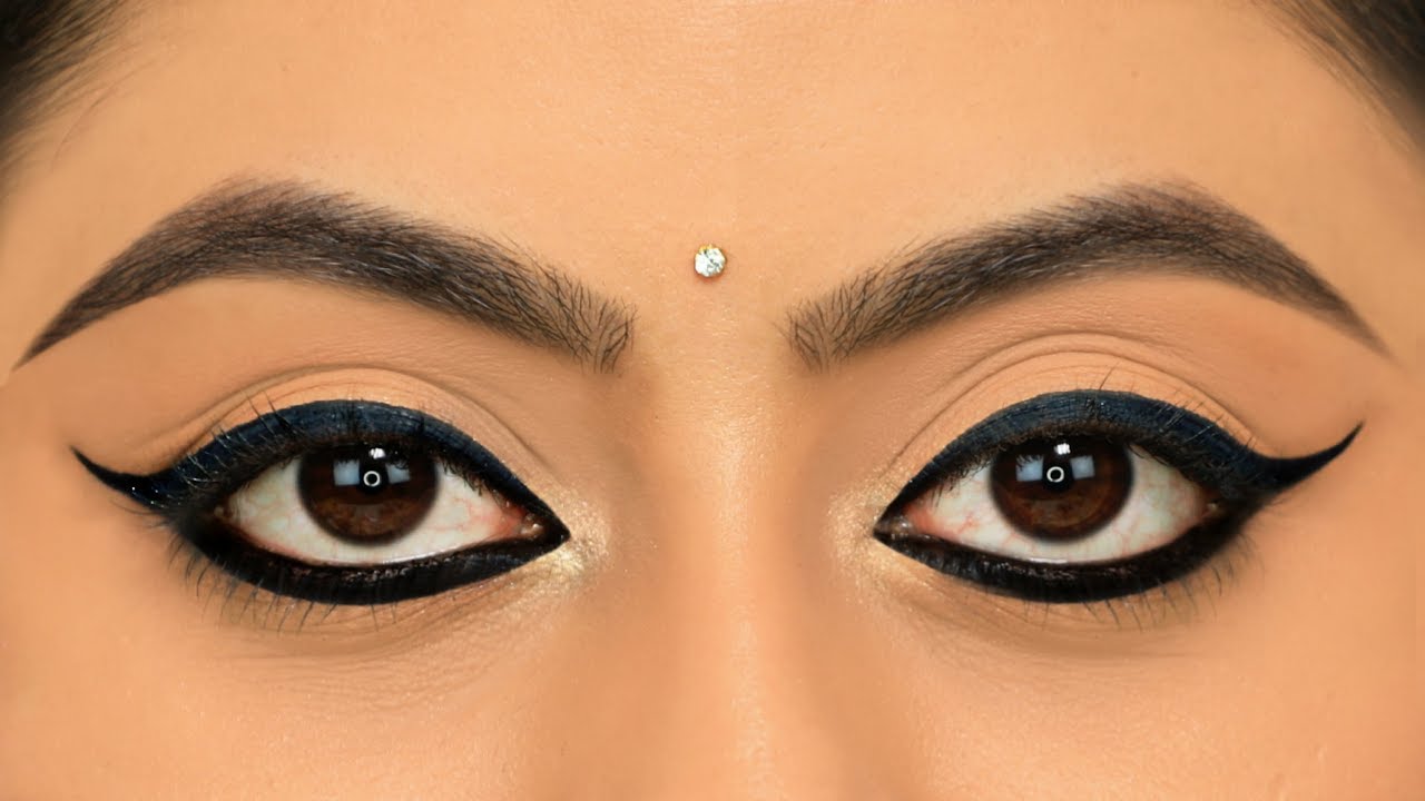 Eye Makeup With Eyeliner And Making Wings On Eyes